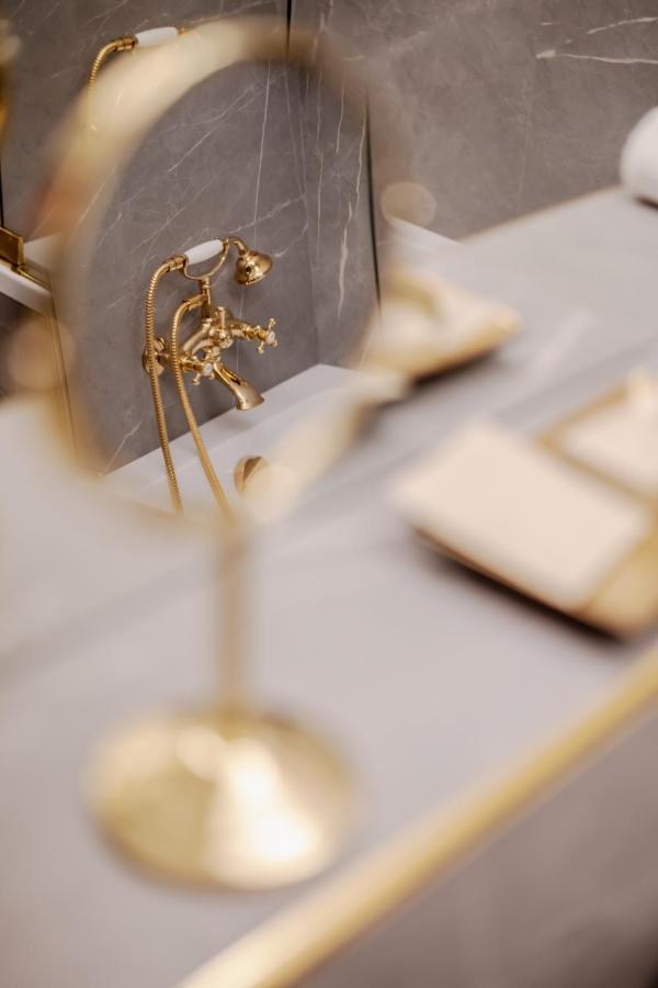 Hotel H15 Francuski Old Town - Destigo Hotels คราคูฟ ภายนอก รูปภาพ A gold-plated shower mixer