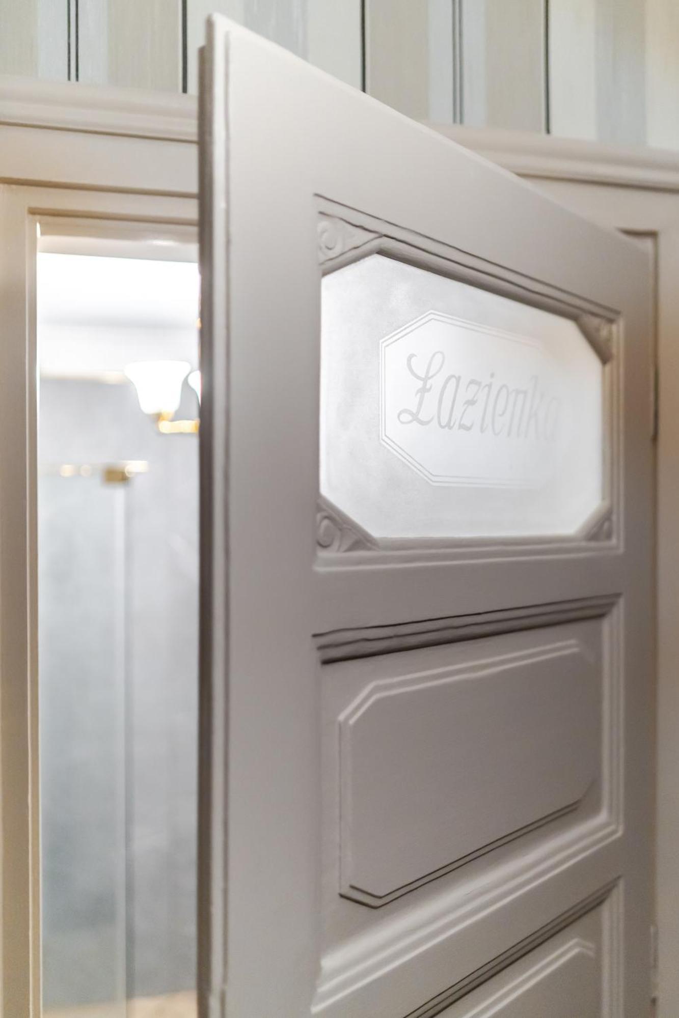Hotel H15 Francuski Old Town - Destigo Hotels คราคูฟ ห้อง รูปภาพ The door of the station